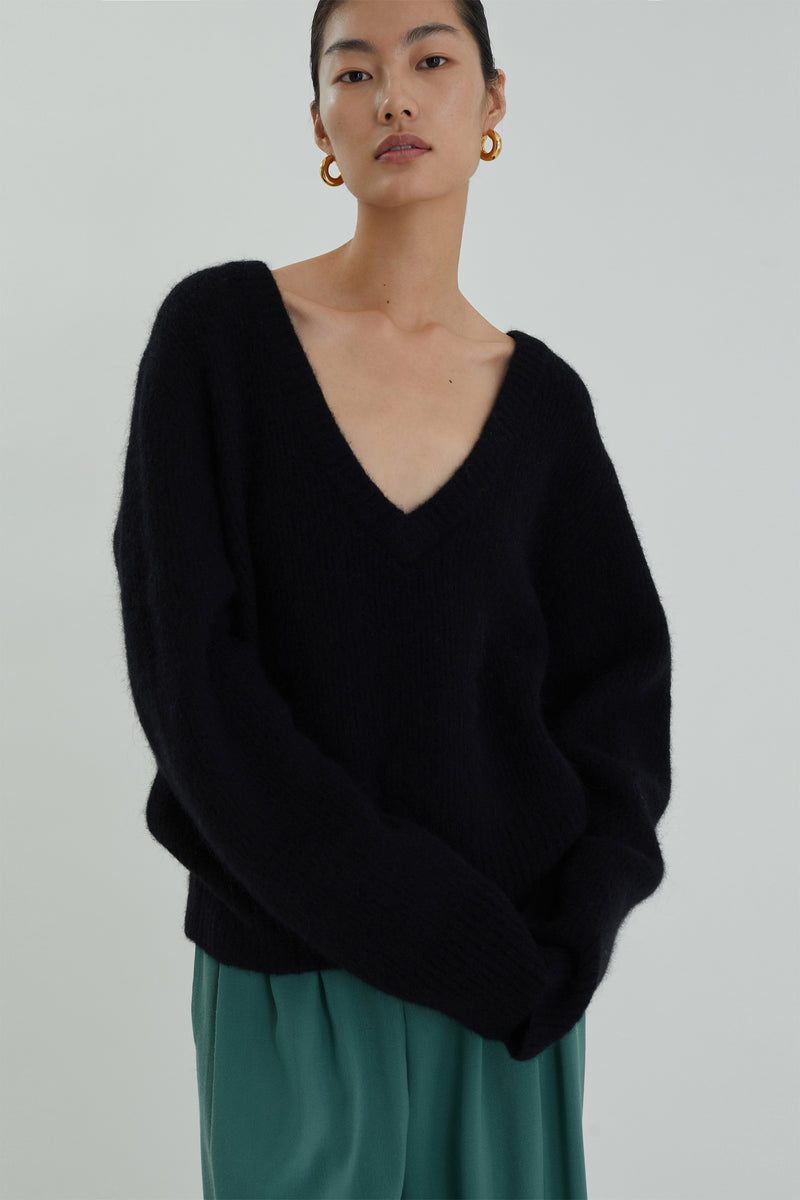 V-neck Wool Cocoon Black Sweater
