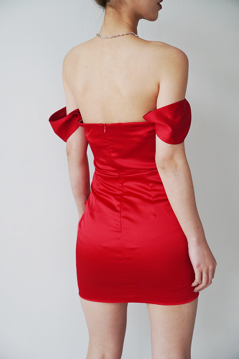 紅色緞面連衣裙